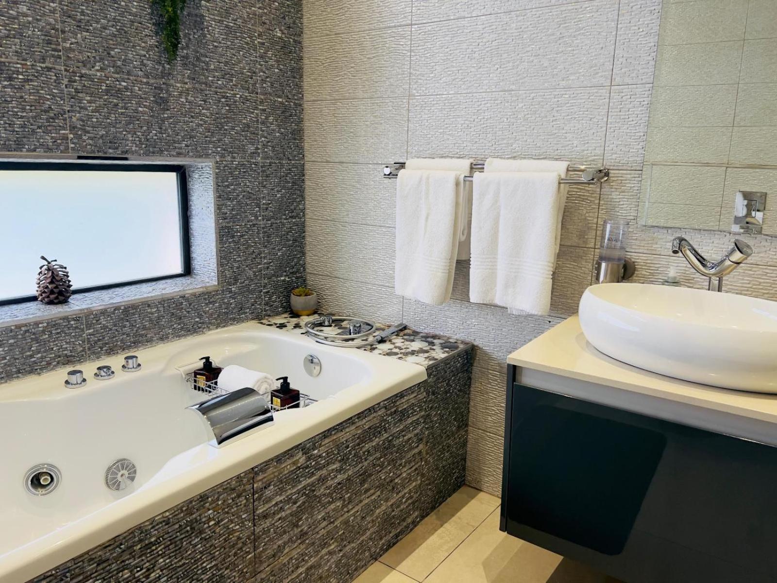 One O Eight Boutique Hotel ベノニ エクステリア 写真