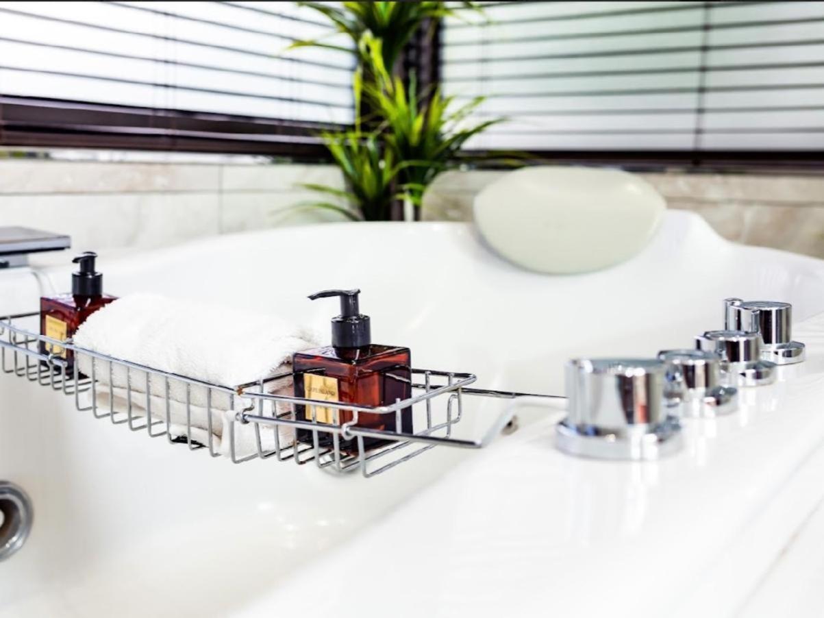 One O Eight Boutique Hotel ベノニ 部屋 写真