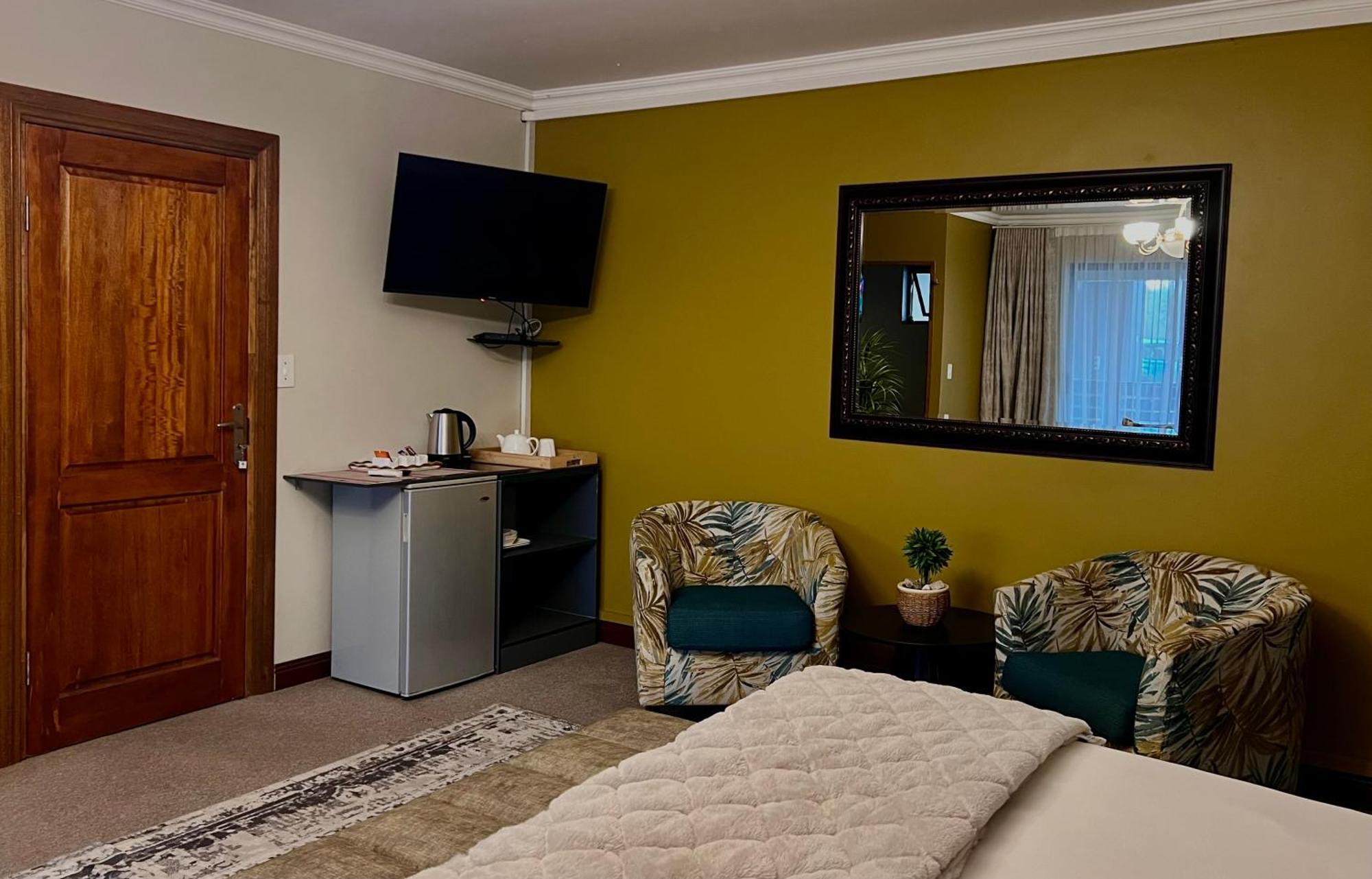 One O Eight Boutique Hotel ベノニ エクステリア 写真