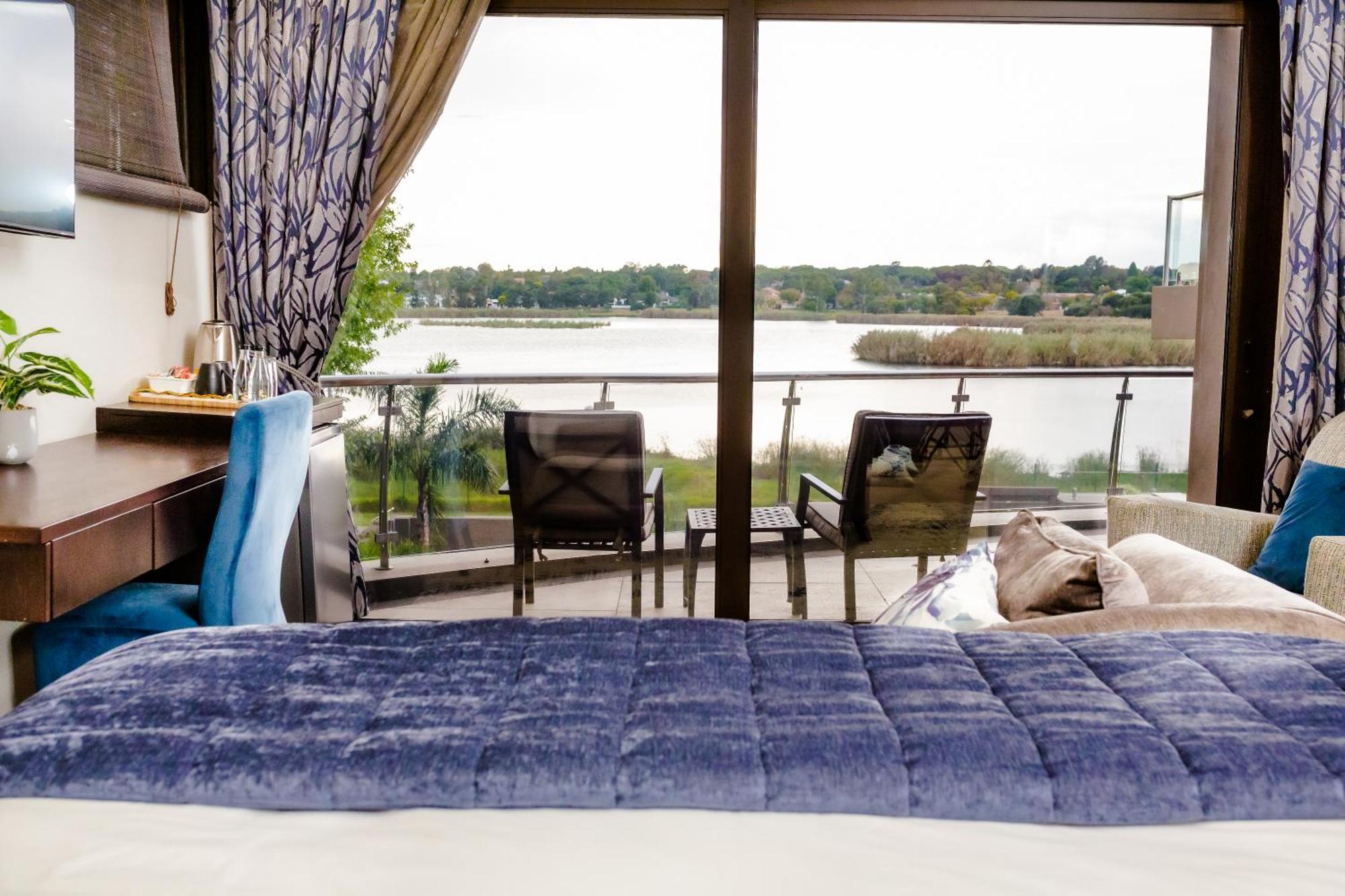 One O Eight Boutique Hotel ベノニ エクステリア 写真