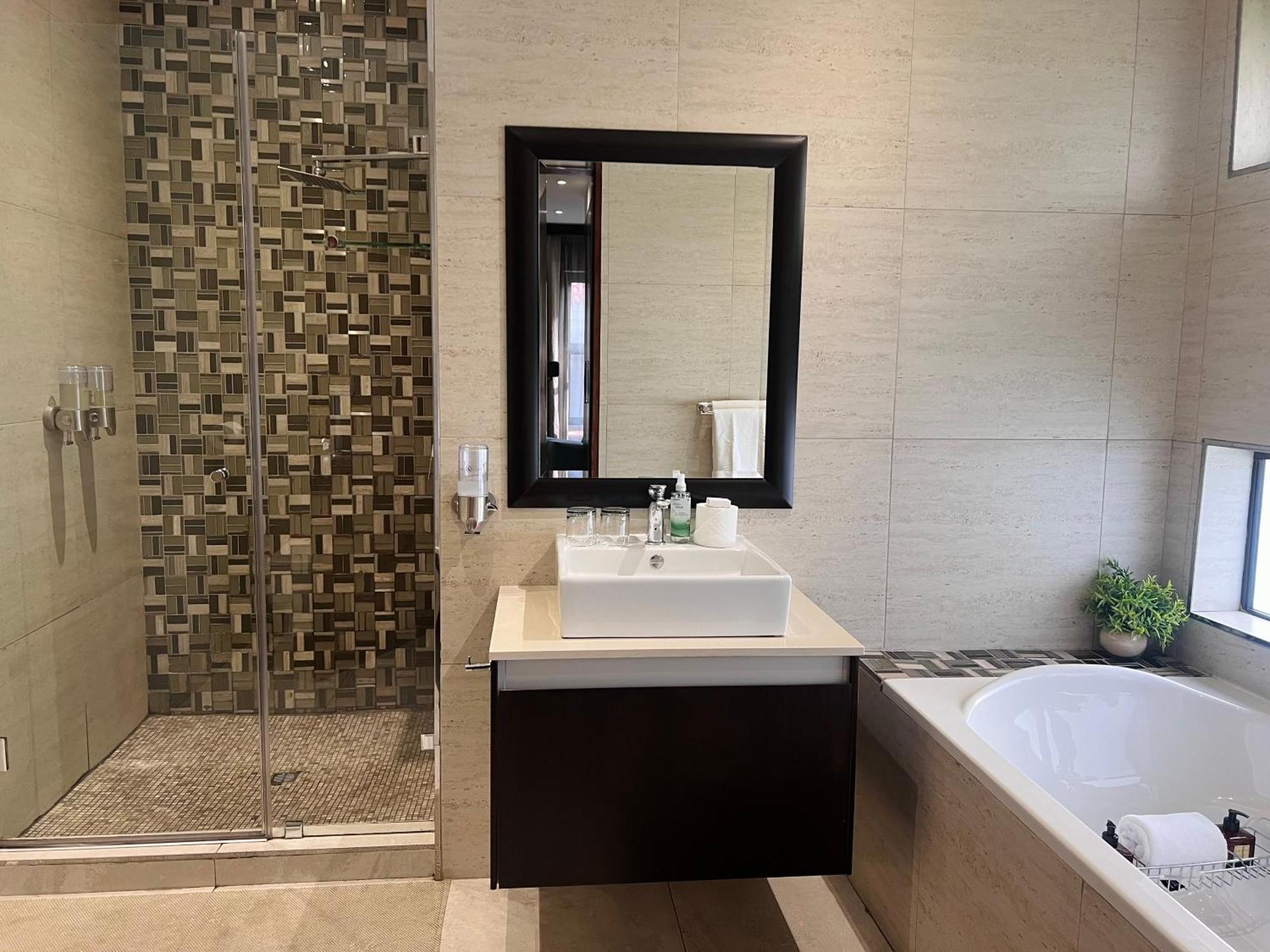 One O Eight Boutique Hotel ベノニ エクステリア 写真